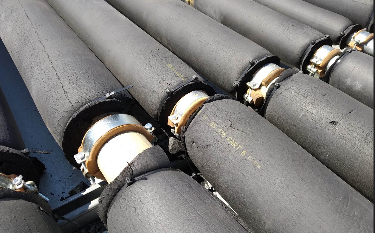 Conductos aislados acústicamente en sala de calderas