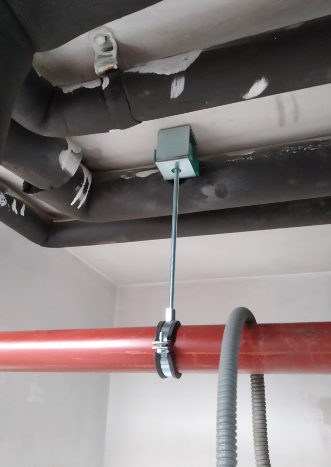 Soporte elástico de tubería en techo