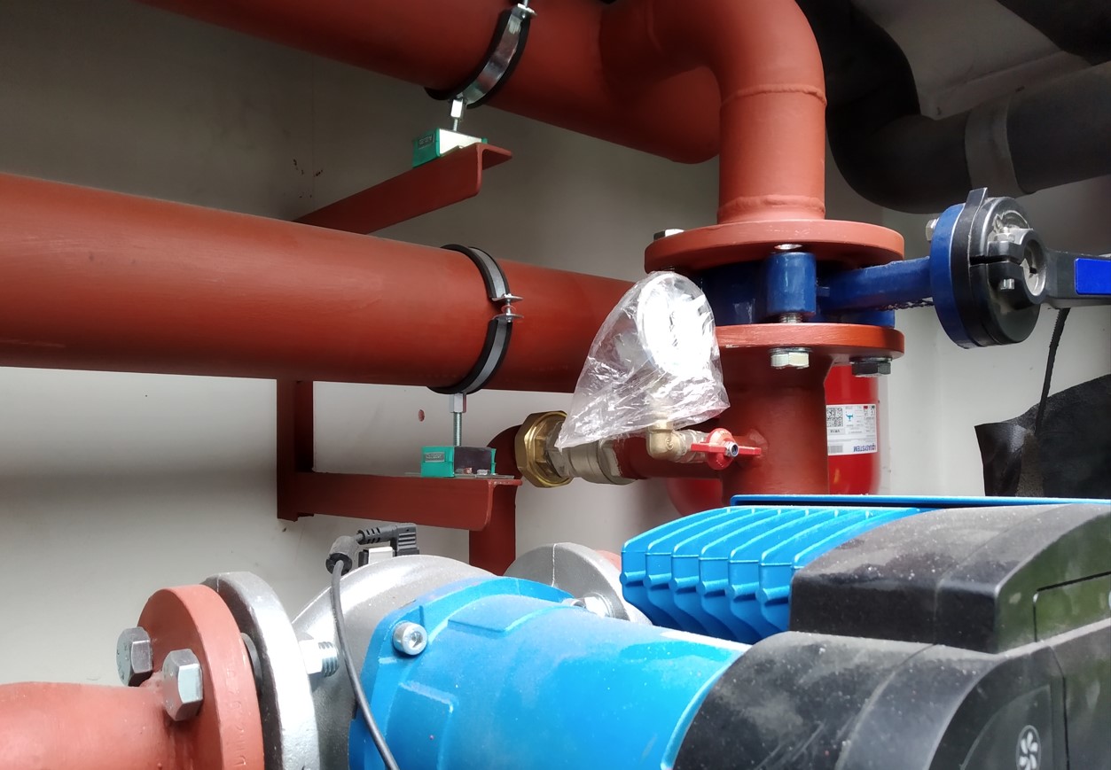 Sistema de tuberías con soportes antivibratorios