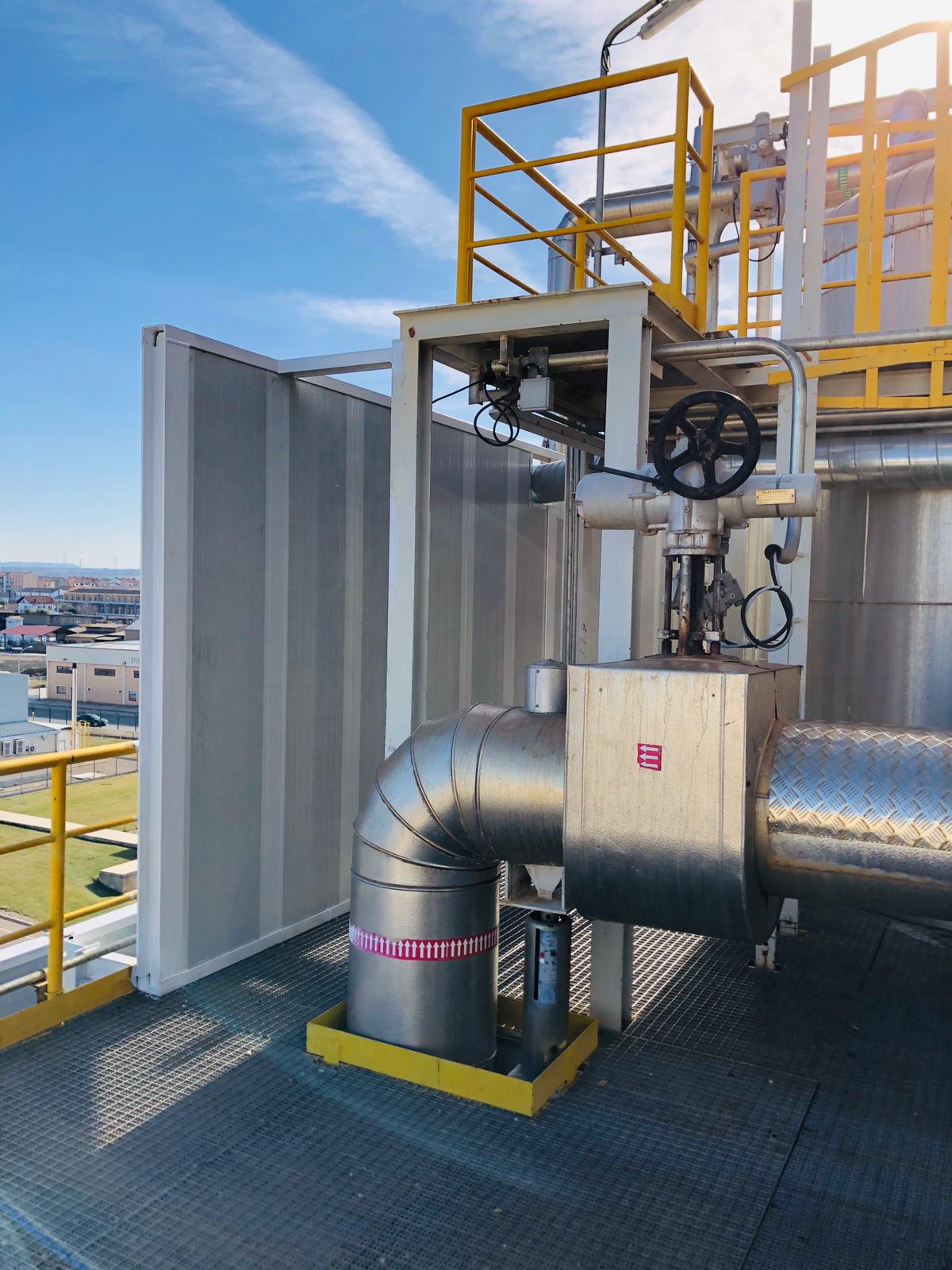 Silenciador y conductos en cubierta