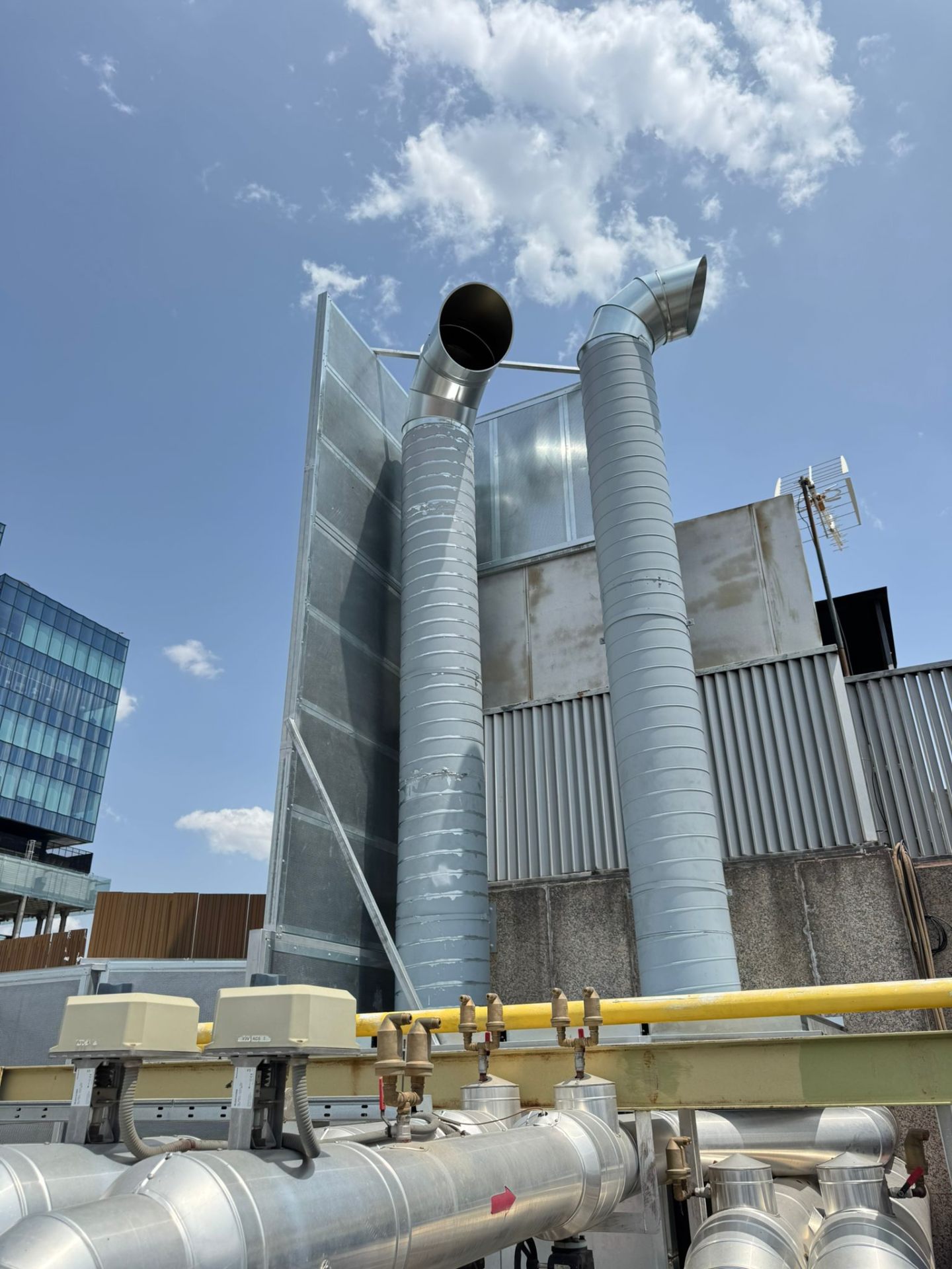 Conductos de ventilación y pantalla acústica