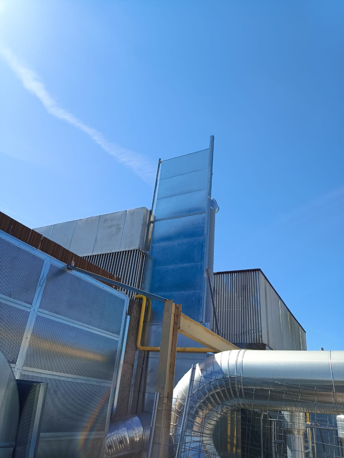 Pantalla acústica y conductos en cubierta