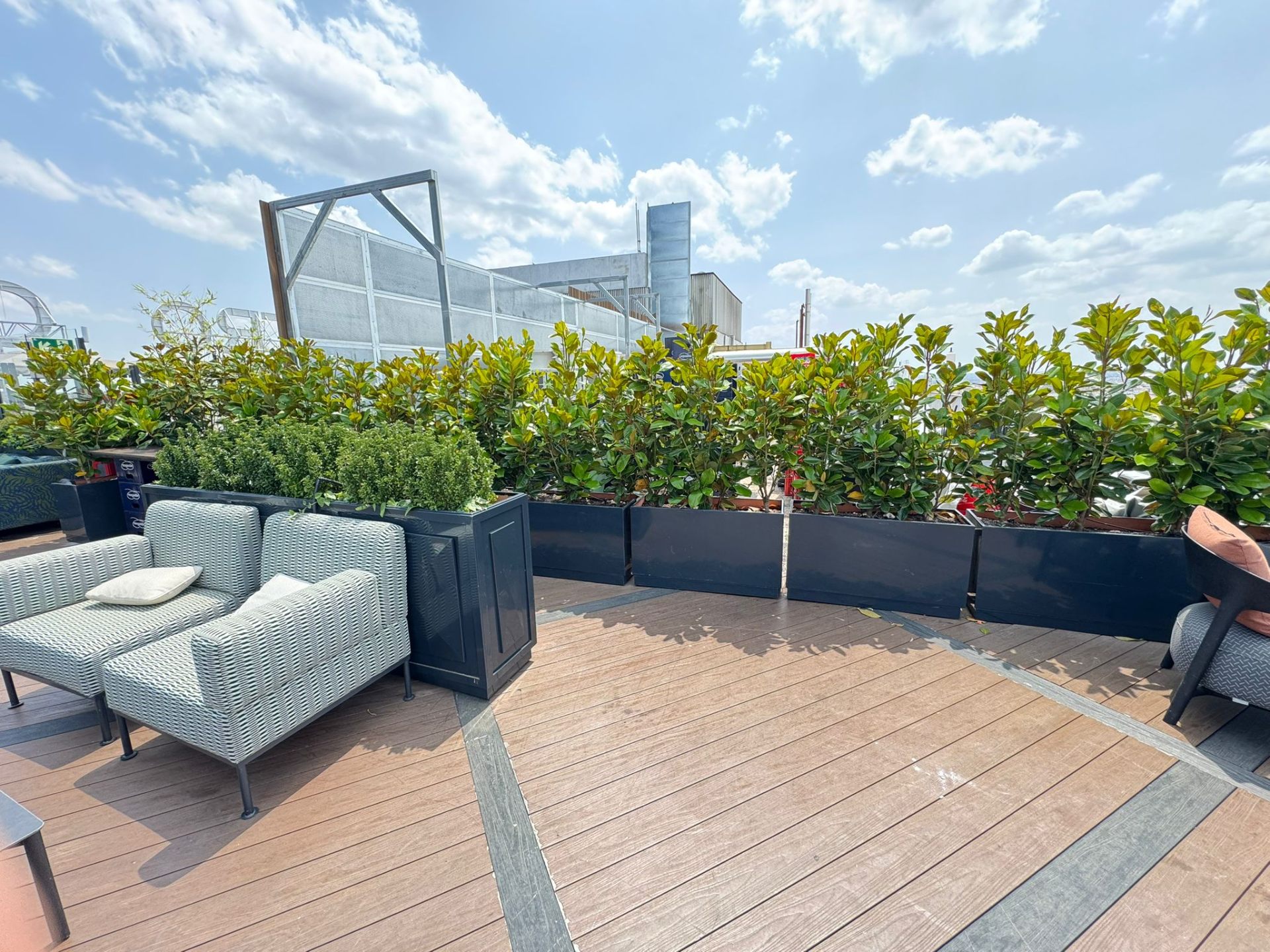 Terraza del edificio con pantalla acústica al fondo