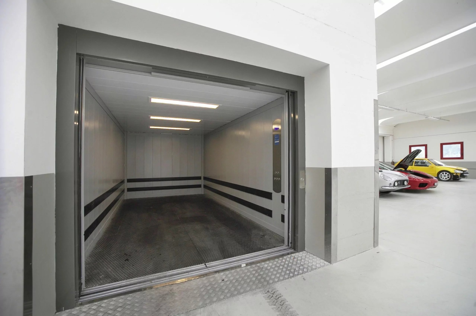 Elevador hidráulico de vehículos en garaje residencial