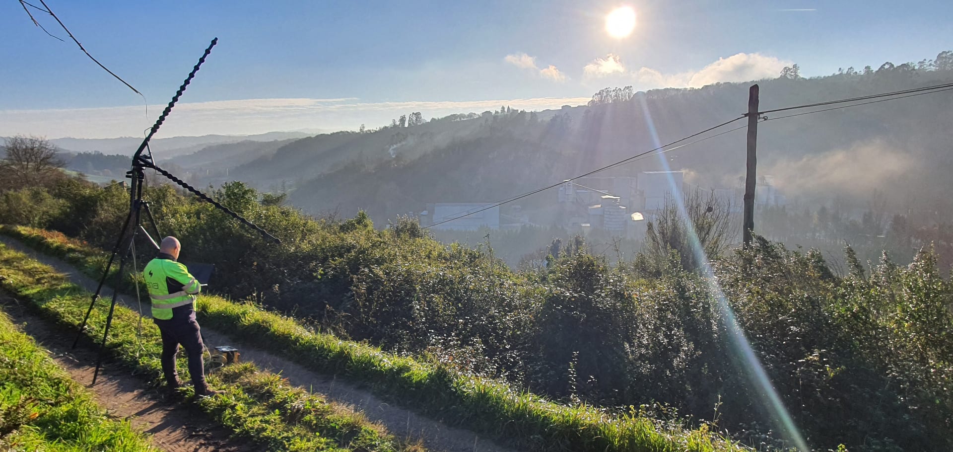 Técnico realizando medición acústica a larga distancia con array de micrófonos
