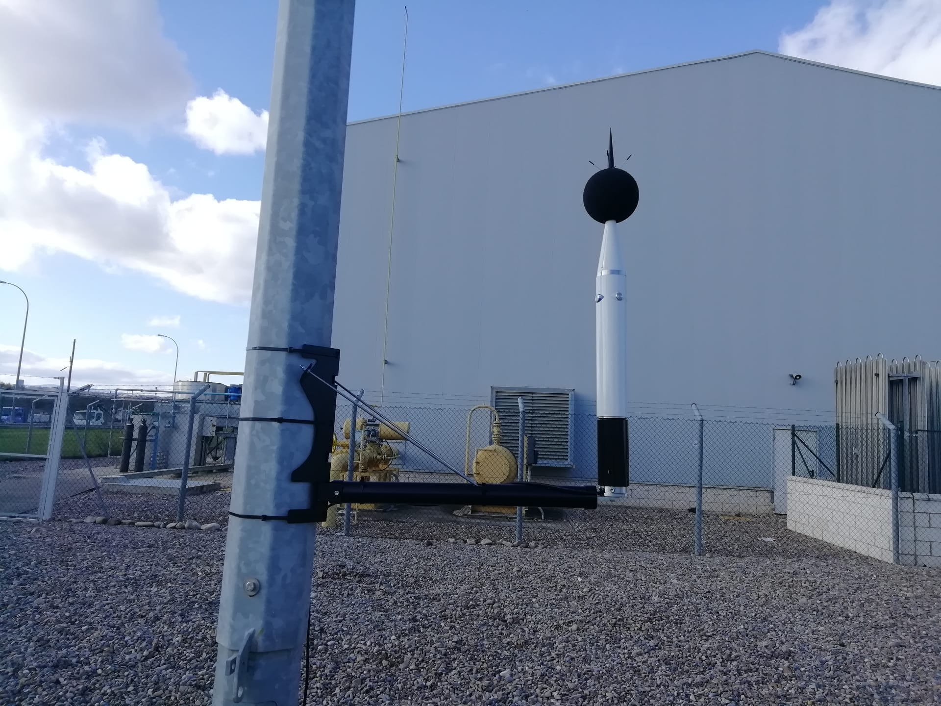 Sensor de monitorización acústica en planta industrial