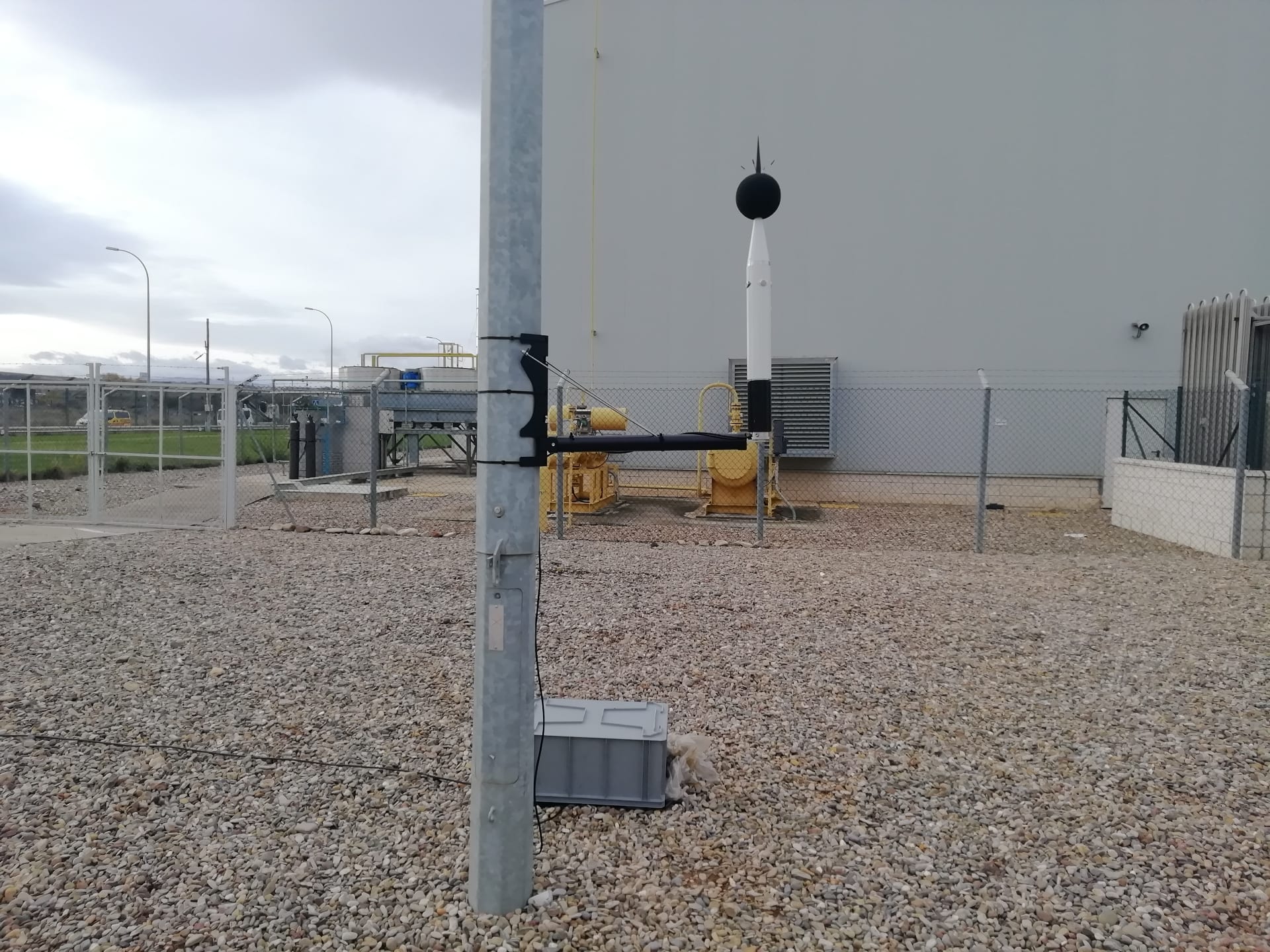 Punto de medición con sonómetro en la central